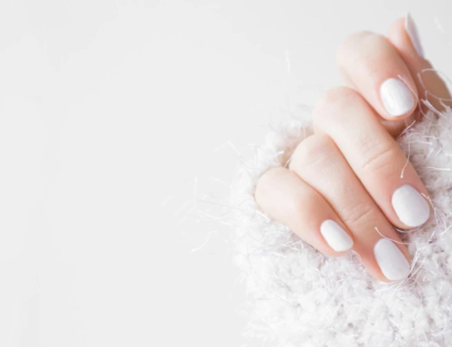 Bílá je nová červená: Sněhový nail art, kterým oslníte