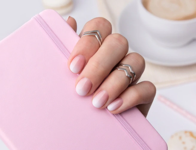 Nehty ve stylu ombré: Baby boomers nail art