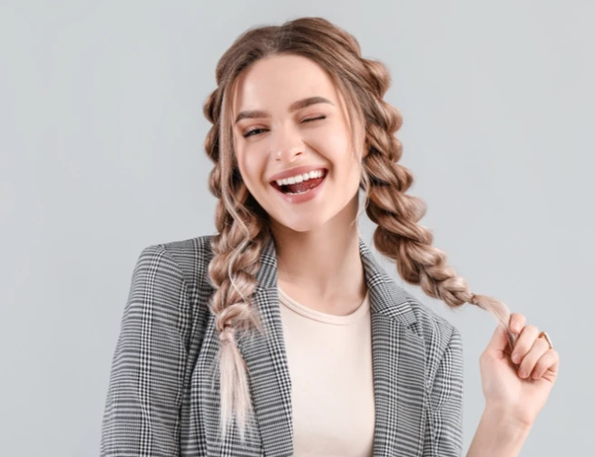 Zapletené účesy nejen do práce: 5 tipů, jak na to