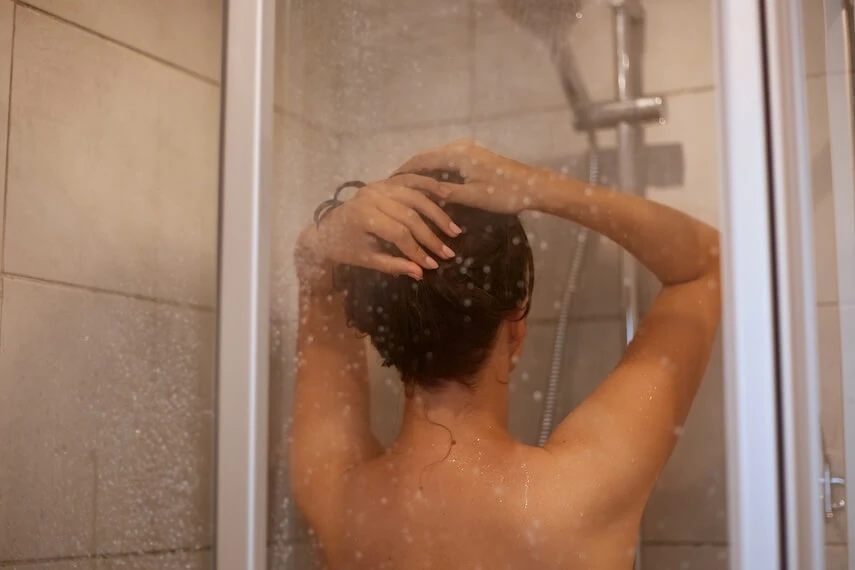 Možná to se sprchou trochu přeháníte. Poradíme vám, jak často se sprchovat hlavní banner