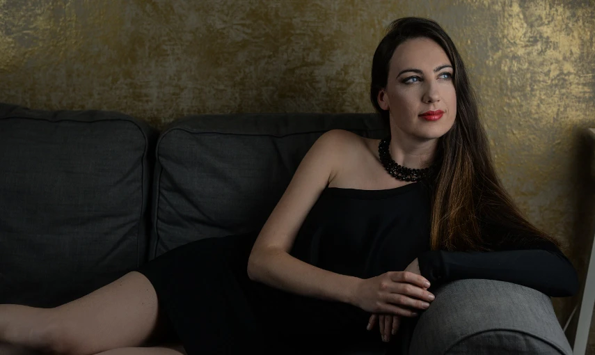 Z kancelářské myšky královnou večírků hlavní banner