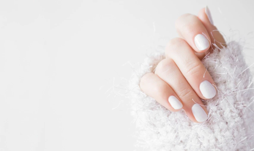 Bílá je nová červená: Sněhový nail art, kterým oslníte hlavní banner