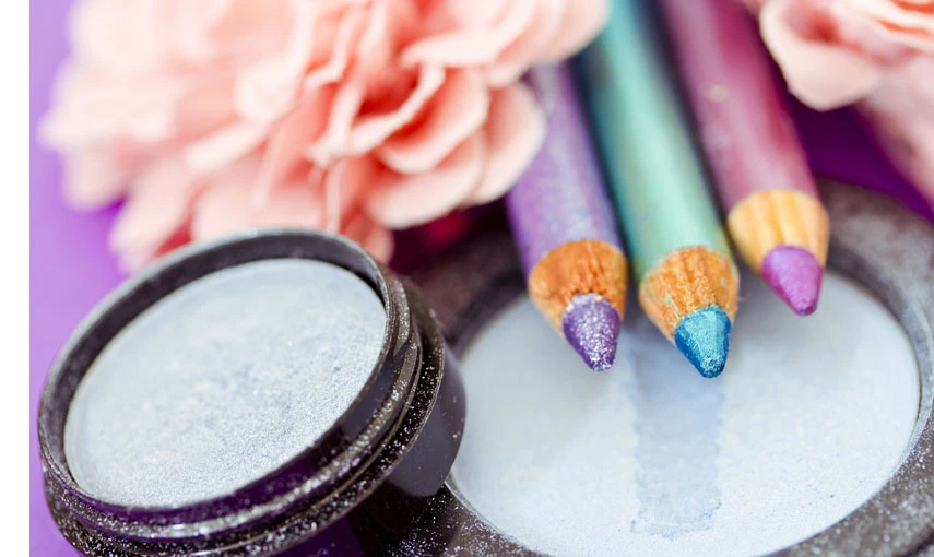Barevné řasenky a linky rozjasní váš letní make-up hlavní banner